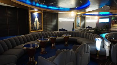 Trieste, İtalya - 9 Mayıs 2025: MSC Fantasia yolcu gemisinde barın içi