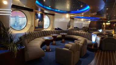 Trieste, İtalya - 9 Mayıs 2025: MSC Fantasia yolcu gemisinde barın içi