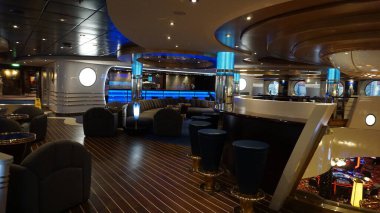 Trieste, İtalya - 9 Mayıs 2025: MSC Fantasia yolcu gemisinde barın içi