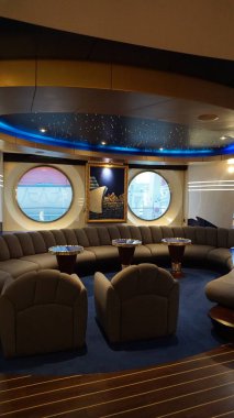 Trieste, İtalya - 9 Mayıs 2025: MSC Fantasia yolcu gemisinde barın içi