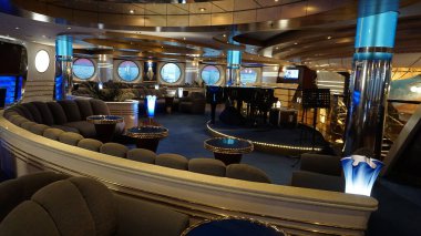 Trieste, İtalya - 9 Mayıs 2025: MSC Fantasia yolcu gemisinde barın içi