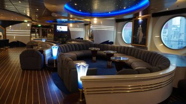 Trieste, İtalya - 9 Mayıs 2025: MSC Fantasia yolcu gemisinde barın içi