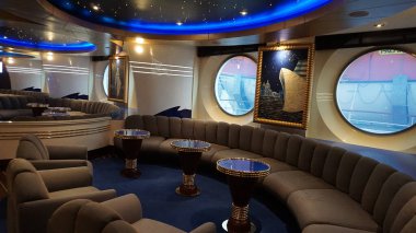 Trieste, İtalya - 9 Mayıs 2025: MSC Fantasia yolcu gemisinde barın içi