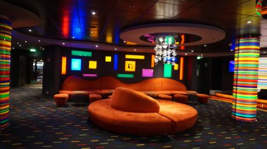 Trieste, İtalya - 9 Mayıs 2025: MSC Fantasia yolcu gemisinde barın içi