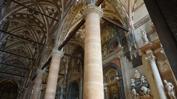 Verona, İtalya - 12 Mayıs 2025: Basilica di Santa Anastasia