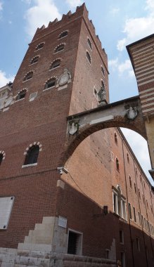 İtalya Piazza Dei Signori şehrinin sokak manzarası Podesta 'nın tarihi binasının önünde.
