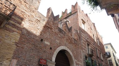 Casa di Gagnolo Nogarola, 14. yüzyılda İtalya 'nın kuzeyindeki Verona, Veneto' da güçlendirilmiş bir ev. Çırpılmış duvarları ve kemerli kapısı olan tarihi bir konut..
