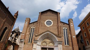 Santa Anastasia Kilisesi 'nin Verona' daki Santa Anastasia Meydanı 'ndaki Dominik Düzeni' nin muhteşem manzarası. Konum: Verona, Veneto bölgesi, İtalya, Avrupa