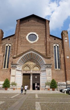 Santa Anastasia Bazilikası 'na yakın olan insanlar İtalya' nın Verona şehrinde önemli bir Katolik ibadethanesidir. Ön cephe