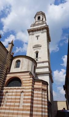 Santa Maria Matricolare 'nin Verona Katedrali, İtalya' nın Verona şehrinin tarihi merkezinde, Avrupa 'da. Duomo Cattedrale di S. Maria Matricolare katedralinin yan çan kulesi.