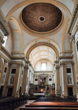 Verona, İtalya - 12 Mayıs 2025: Verona, İtalya 'da San Nicolo' daki beyaz tarihi kilisenin içi.