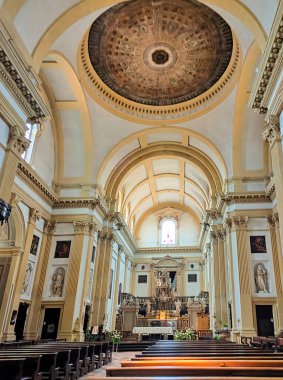 Verona, İtalya - 12 Mayıs 2025: Verona, İtalya 'da San Nicolo' daki beyaz tarihi kilisenin içi.