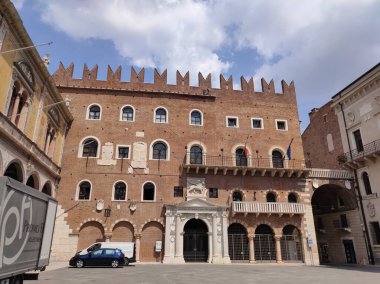 Verona, İtalya - 12 Mayıs 2025 Palazzo della ragione ve Torre dei lamberti Verona, İtalya 'da bulutlu bir gökyüzünün altında Piazza delle erbe' yi domine ettiler.