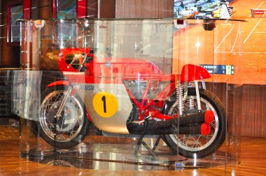 Trieste, İtalya - 9 Mayıs 2025: MSC Fantasia yolcu gemisinde barın içi - Uluslararası bisiklet veya motosiklet Mv Agusta