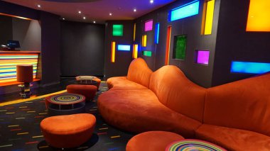 Trieste, İtalya - 9 Mayıs 2025: MSC Fantasia yolcu gemisinde barın içi