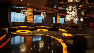 Trieste, İtalya - 9 Mayıs 2025: MSC Fantasia yolcu gemisinde barın içi