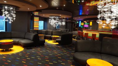 Trieste, İtalya - 9 Mayıs 2025: MSC Fantasia yolcu gemisinde barın içi