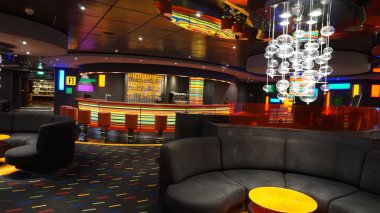 Trieste, İtalya - 9 Mayıs 2025: MSC Fantasia yolcu gemisinde barın içi