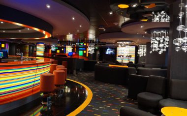 Trieste, İtalya - 9 Mayıs 2025: MSC Fantasia yolcu gemisinde barın içi