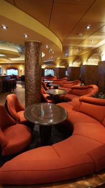 Trieste, İtalya - 9 Mayıs 2025: MSC Fantasia yolcu gemisinde barın içi