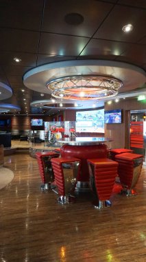 Trieste, İtalya - 9 Mayıs 2025: MSC Fantasia yolcu gemisinde barın içi