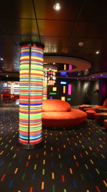 Trieste, İtalya - 9 Mayıs 2025: MSC Fantasia yolcu gemisinde barın içi