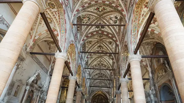 Verona, İtalya - 12 Mayıs 2025: Basilica di Santa Anastasia