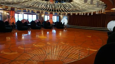 Trieste, İtalya - 9 Mayıs 2025: MSC Fantasia yolcu gemisinde barın içi