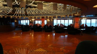 Trieste, İtalya - 9 Mayıs 2025: MSC Fantasia yolcu gemisinde barın içi