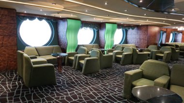 Trieste, İtalya - 9 Mayıs 2025: MSC Fantasia yolcu gemisinde barın içi