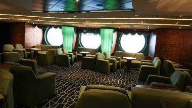 Trieste, İtalya - 9 Mayıs 2025: MSC Fantasia yolcu gemisinde barın içi