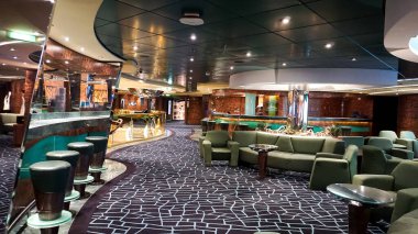 Trieste, İtalya - 9 Mayıs 2025: MSC Fantasia yolcu gemisinde barın içi