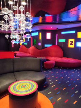 Trieste, İtalya - 9 Mayıs 2025: MSC Fantasia yolcu gemisinde barın içi