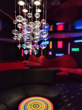 Trieste, İtalya - 9 Mayıs 2025: MSC Fantasia yolcu gemisinde barın içi