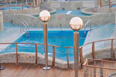 İstanbul, Türkiye - 7 Mayıs 2025: İtalya 'da inşa edilen büyük yolcu gemisi MSC Fantasia' nın yüzme havuzu.