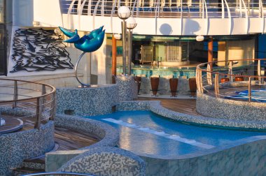 Korfu, Yunanistan - 9 Mayıs 2025: MSC Fantasia yolcu gemisinin yüzme havuzu, İtalya 'da inşa edilen büyük yolcu gemisi.