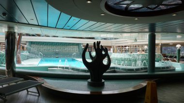 İstanbul, Türkiye - 7 Mayıs 2025: İtalya 'da inşa edilen büyük yolcu gemisi MSC Fantasia' nın yüzme havuzu.