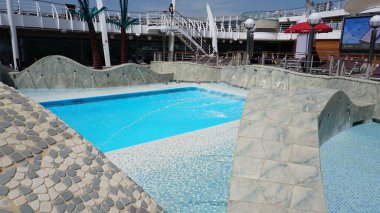 İstanbul, Türkiye - 7 Mayıs 2025: İtalya 'da inşa edilen büyük yolcu gemisi MSC Fantasia' nın yüzme havuzu.