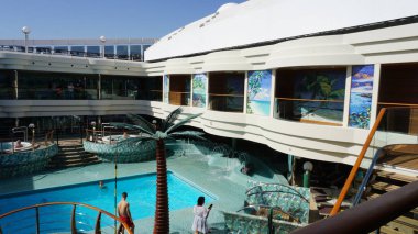 İstanbul, Türkiye - 7 Mayıs 2025: İtalya 'da inşa edilen büyük yolcu gemisi MSC Fantasia' nın yüzme havuzu.