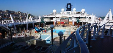 İstanbul, Türkiye - 7 Mayıs 2025: İtalya 'da inşa edilen büyük yolcu gemisi MSC Fantasia' nın yüzme havuzu.