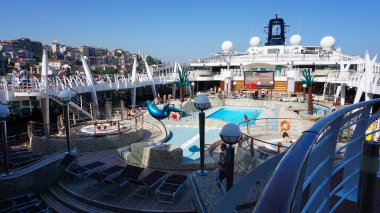 İstanbul, Türkiye - 7 Mayıs 2025: İtalya 'da inşa edilen büyük yolcu gemisi MSC Fantasia' nın yüzme havuzu.