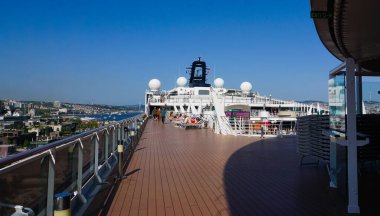 İstanbul, Türkiye - 7 Mayıs 2025: İtalya 'da inşa edilen büyük yolcu gemisi MSC Fantasia' nın yüzme havuzu.