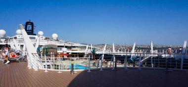 İstanbul, Türkiye - 7 Mayıs 2025: İtalya 'da inşa edilen büyük yolcu gemisi MSC Fantasia' nın yüzme havuzu.