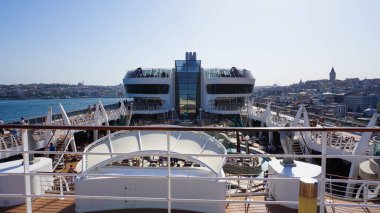 İstanbul, Türkiye - 7 Mayıs 2025: İtalya 'da inşa edilen büyük yolcu gemisi MSC Fantasia' nın yüzme havuzu.