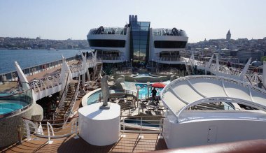 İstanbul, Türkiye - 7 Mayıs 2025: İtalya 'da inşa edilen büyük yolcu gemisi MSC Fantasia' nın yüzme havuzu.