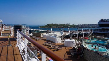 İstanbul, Türkiye - 7 Mayıs 2025: İtalya 'da inşa edilen büyük yolcu gemisi MSC Fantasia' nın yüzme havuzu.