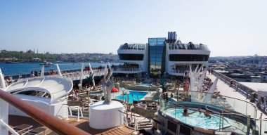 İstanbul, Türkiye - 7 Mayıs 2025: İtalya 'da inşa edilen büyük yolcu gemisi MSC Fantasia' nın yüzme havuzu.