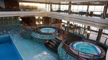 İstanbul, Türkiye - 7 Mayıs 2025: İtalya 'da inşa edilen büyük yolcu gemisi MSC Fantasia' nın yüzme havuzu.