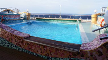 Korfu, Yunanistan - 9 Mayıs 2025: MSC Fantasia yolcu gemisinin yüzme havuzu, İtalya 'da inşa edilen büyük yolcu gemisi.