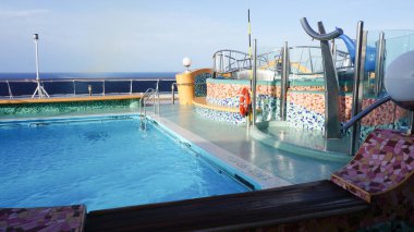 Korfu, Yunanistan - 9 Mayıs 2025: MSC Fantasia yolcu gemisinin yüzme havuzu, İtalya 'da inşa edilen büyük yolcu gemisi.